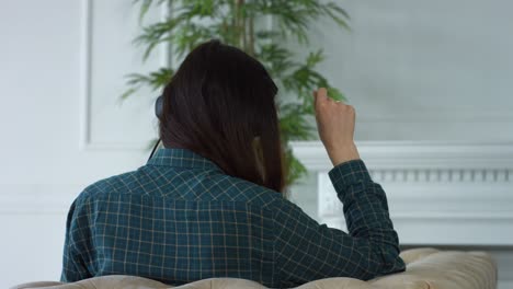 헤드폰 을 착용 한 행복 한 여자 가 mp3 플레이어 를 듣고 있다