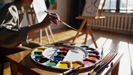 스튜디오에서 그림 그리는 예술가