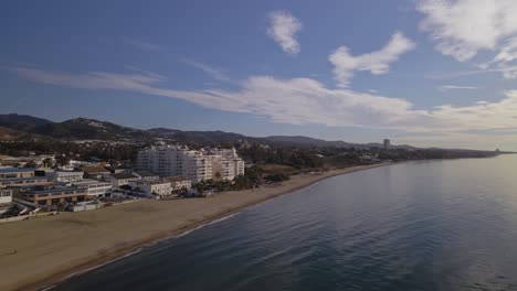 vista aérea de 4k de la ciudad en la costa panorámica hacia el mar