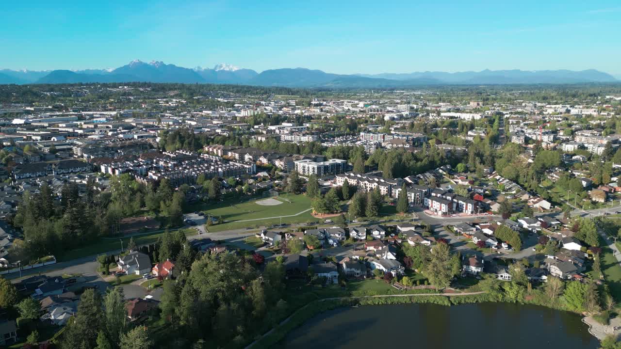 hermosas montañas con vistas a la ciudad de langley
