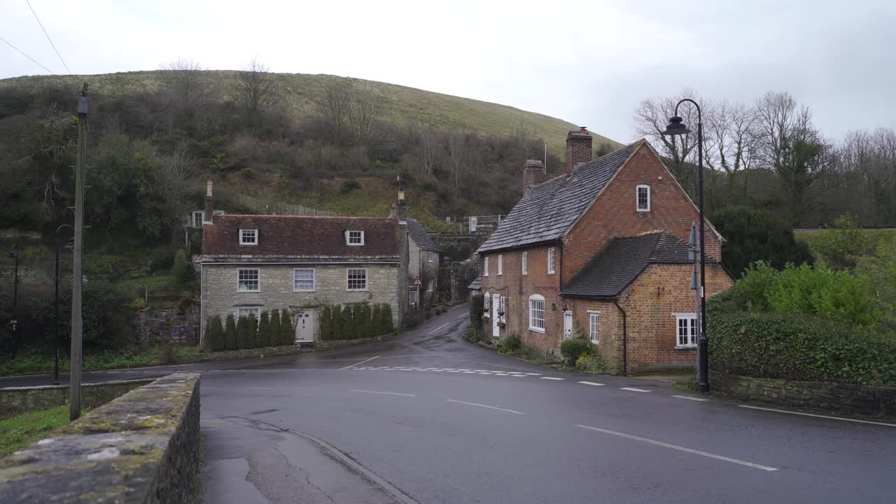 corfe castle, dorset, inglaterra, 27 de diciembre de 2019: el pueblo de corfe castle se encuentra sobre una brecha en las colinas de purbeck en la ruta entre wareham y swanage.