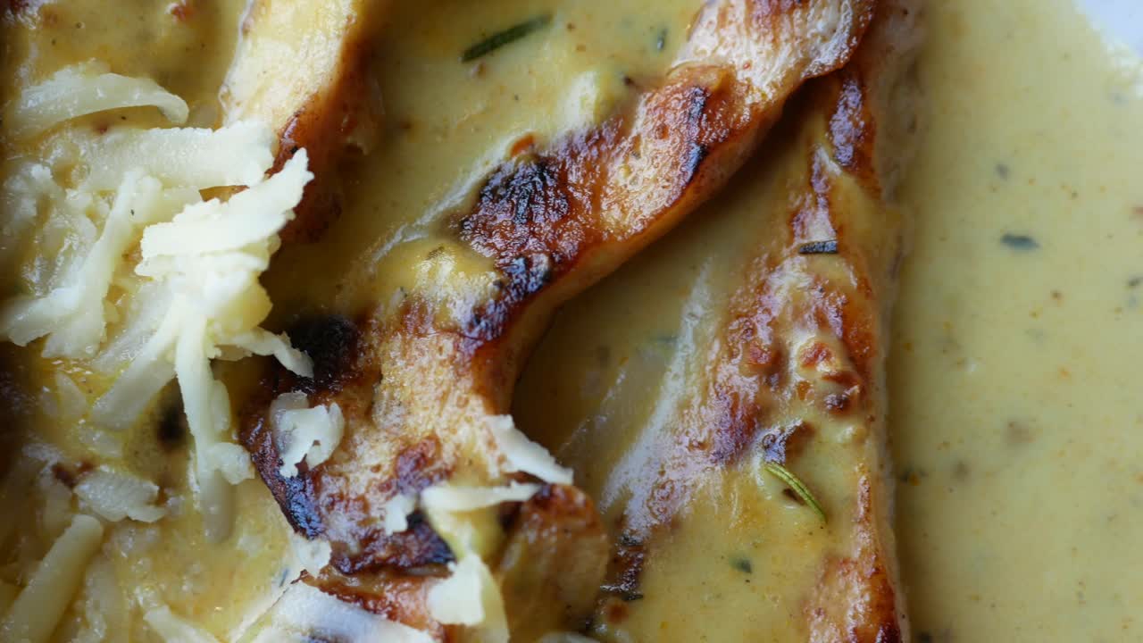 크리미 소스와 치즈로 긴 고기