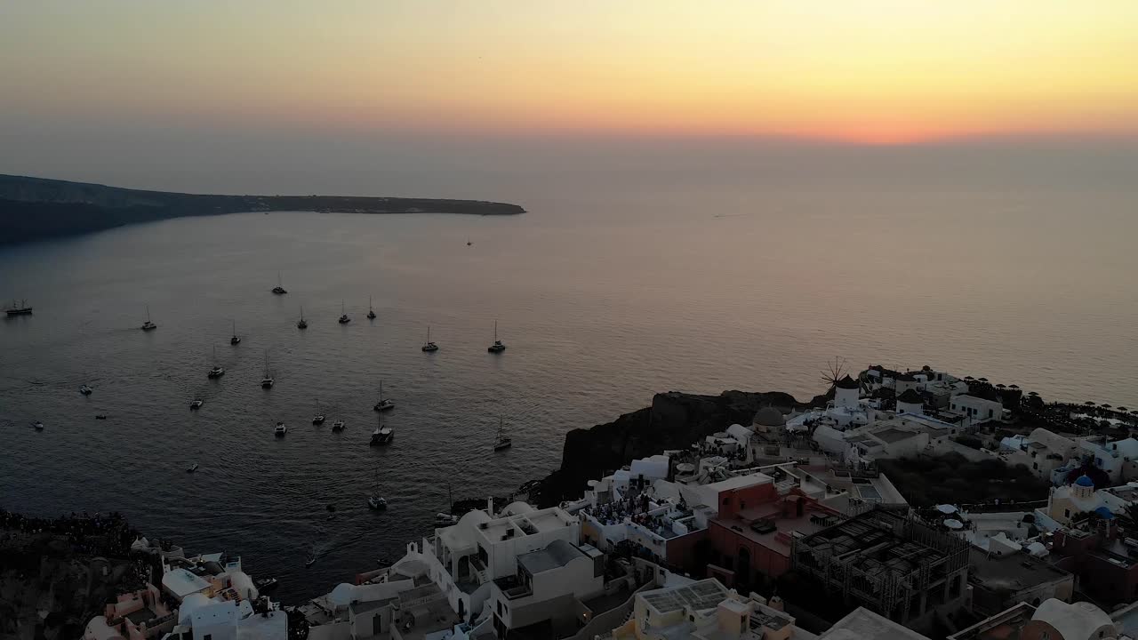 imágenes de drones de yates y el atardecer de santorini