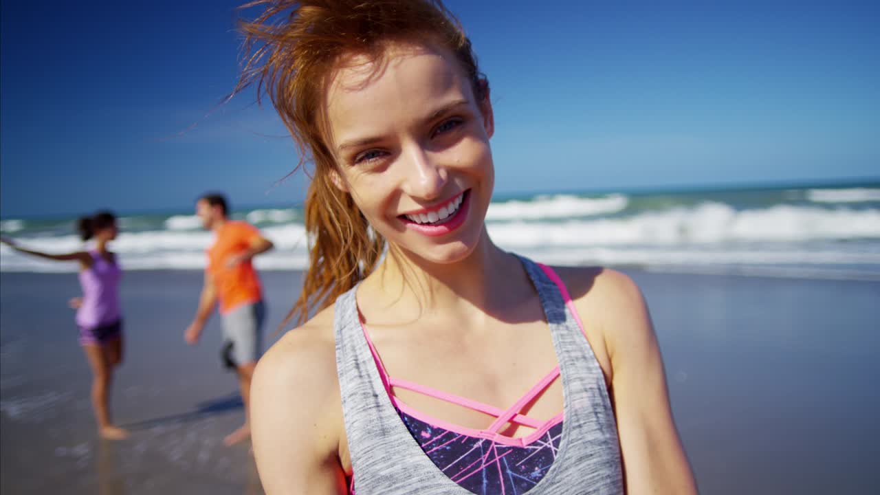 해변에서 훈련하는 백인 미국 여성의 초상화