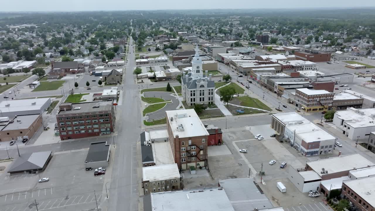el histórico juzgado del condado de marshall en marshalltown, iowa con video de drones moviéndose en círculo