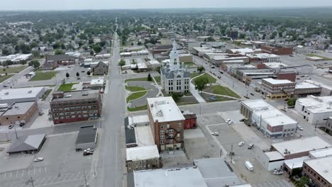 Marshall-County-historic-courthouse-in-Marshalltown,-Iowa-with-drone-video-moving-in-a-circle