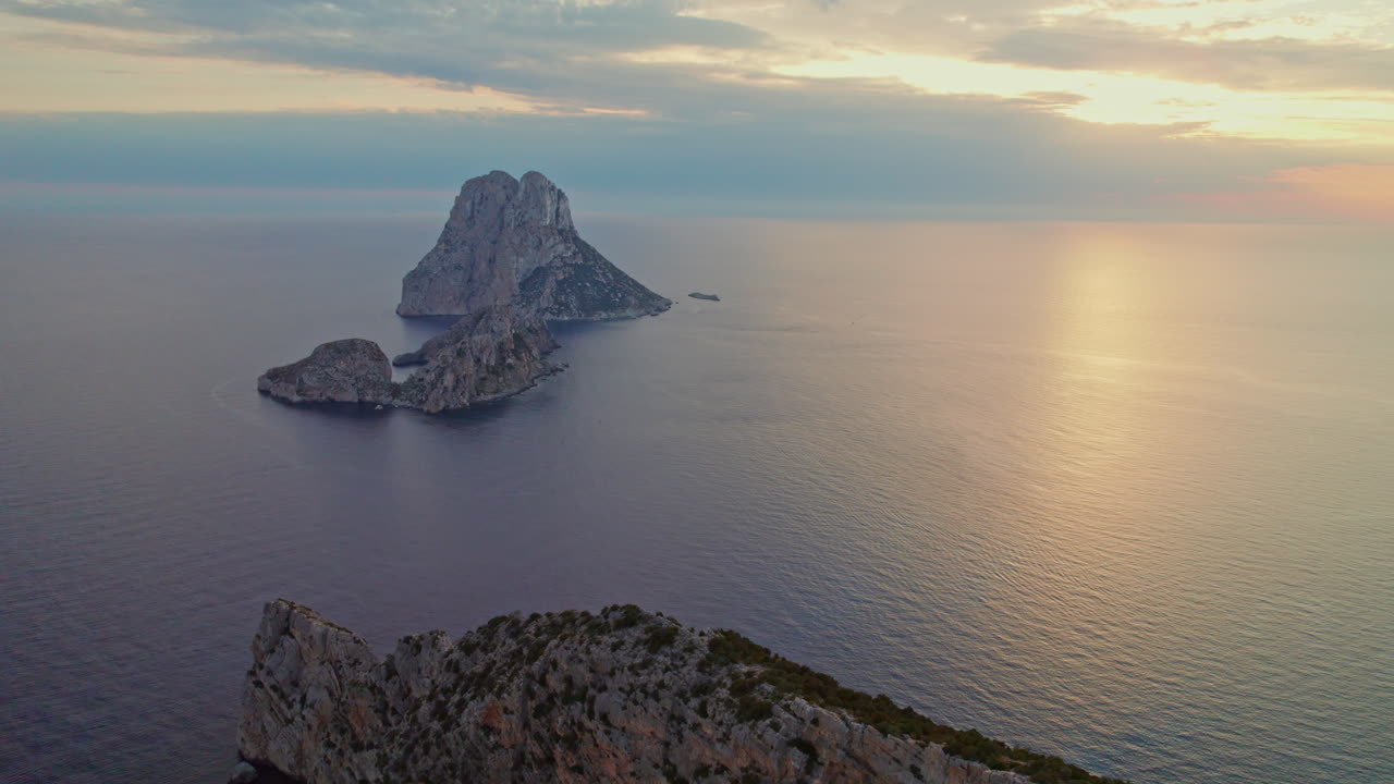 Veduta aerea di Isla de es Vedranell e Isla de es Vedra all'alba a Ibiza, Spagna.