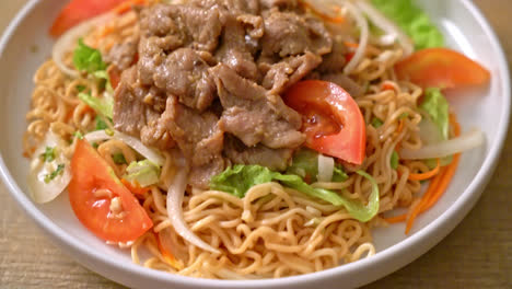 Ensalada-Picante-De-Fideos-Instantáneos-Con-Carne-De-Cerdo-En-Un-Plato-Blanco---Estilo-De-Comida-Asiática