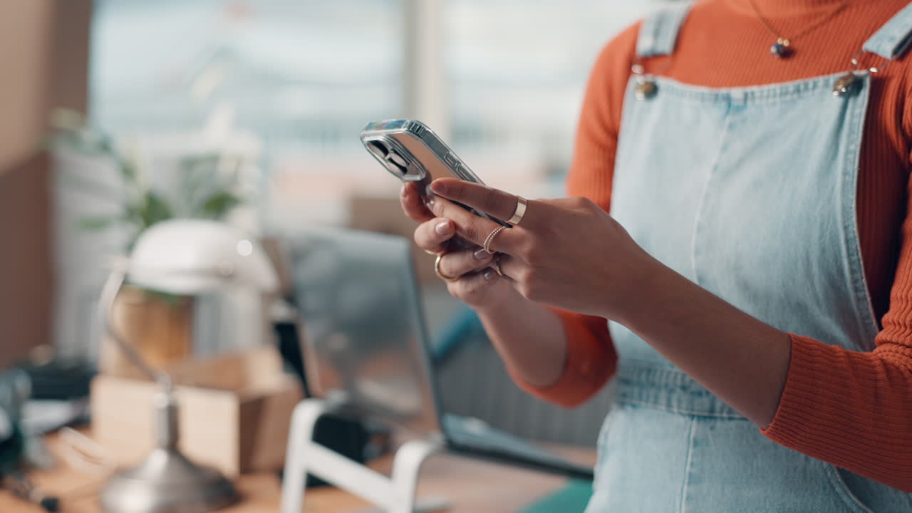 Donna che usa lo smartphone