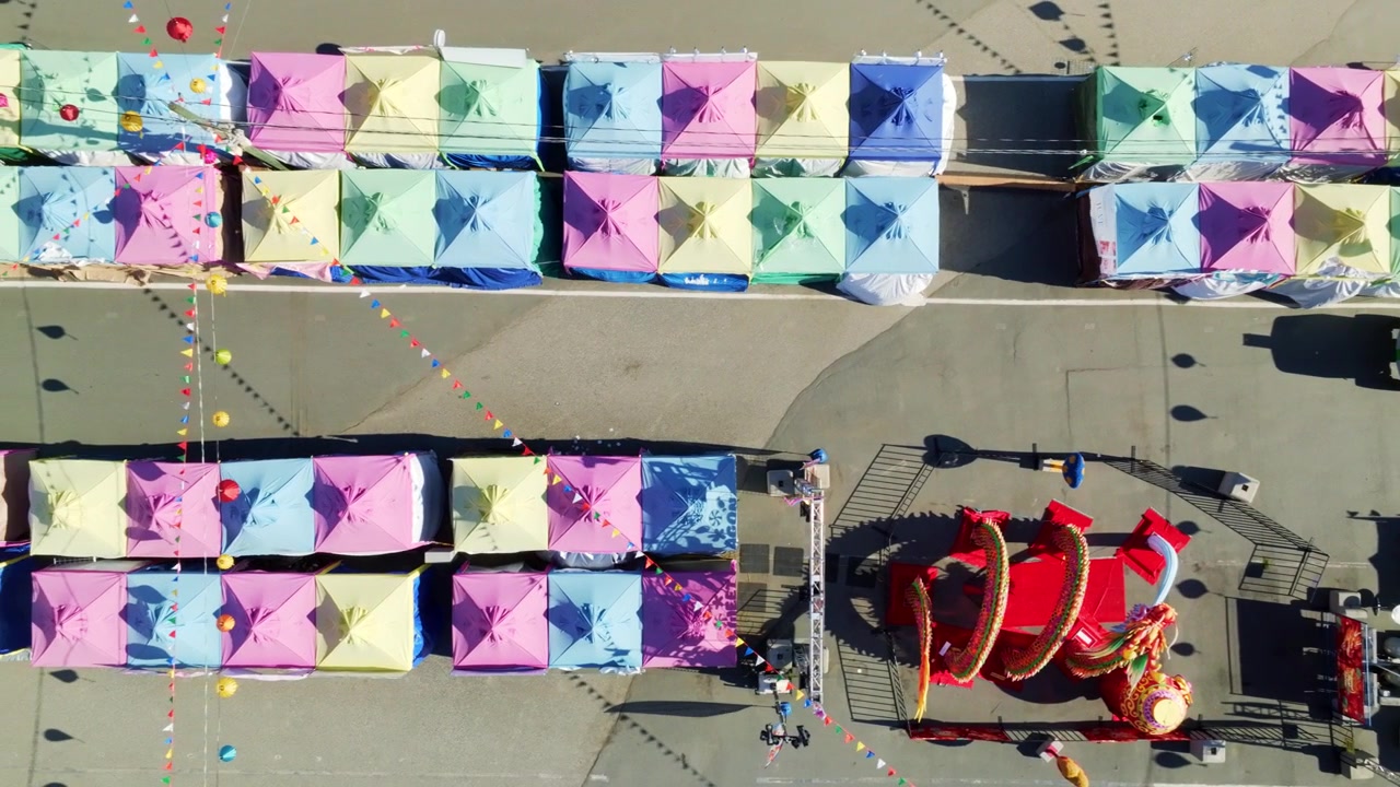 Tendas Coloridas, Decorações Vibrantes e uma Grande Figura de Dragão Aprimoram a Atmosfera Festiva do Mercado Noturno de Richmond Perto de YVR, Colúmbia Britânica, Canadá - Imagem Aérea Superior