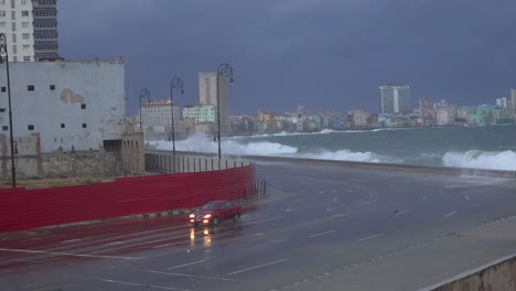 El-Paseo-Marítimo-Del-Malecón-De-La-Habana-Cuba-Recibe-Una-Paliza-Durante-Una-Gran-Tormenta-De-Invierno-1