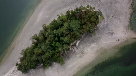 Aerial,-top-down,-drone-shot,-panning-above-the-Dead-Man's-Island,-cloudy-day,-in-Cutts-Island-State-Park,-Pierce-County,-Washington