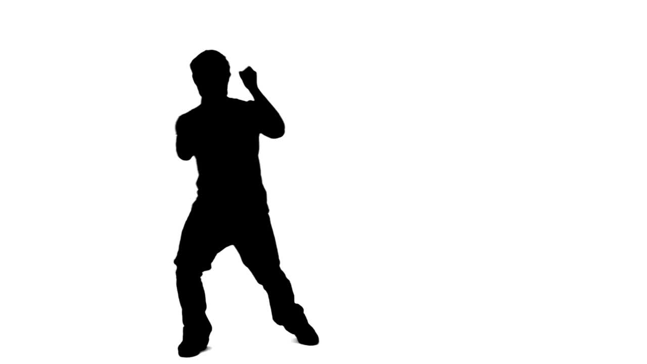 hombre silueta cantando en un micrófono