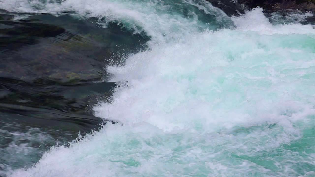 느린 움직임의 클로즈업으로 산 강 물