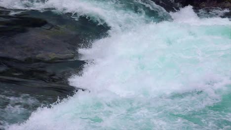 Agua-Del-Río-De-Montaña-Con-Primer-Plano-En-Cámara-Lenta