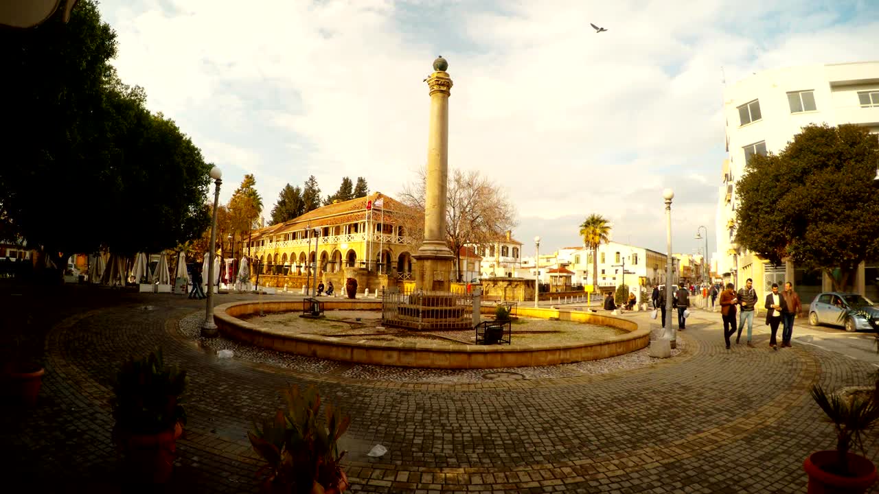 antigua colonia veneciana detrás del edificio de las administraciones inglesas día la gente alrededor