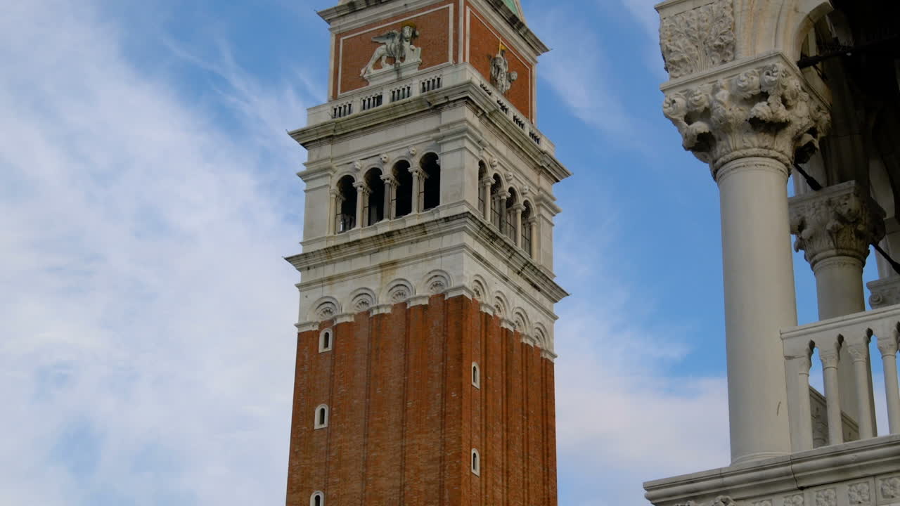 torre del campanario en la plaza de san marco, venecia, italia