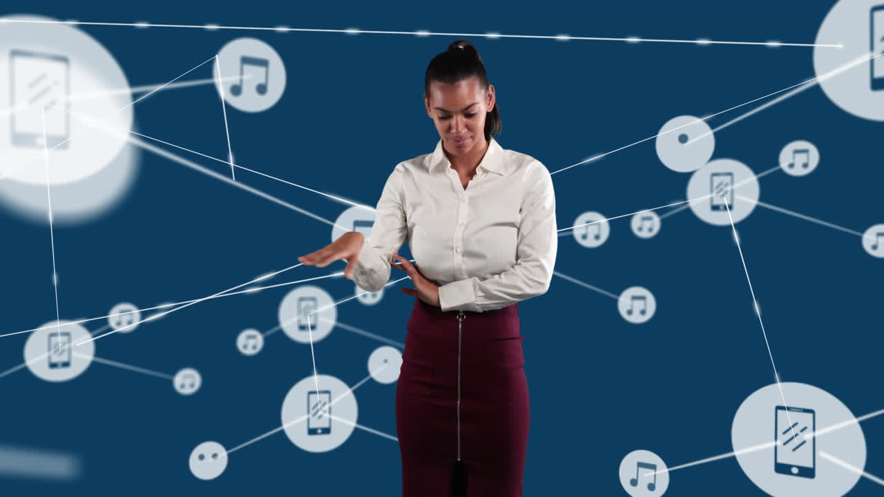 animación de una mujer de negocios biracial y red de conexiones con íconos sobre fondo azul