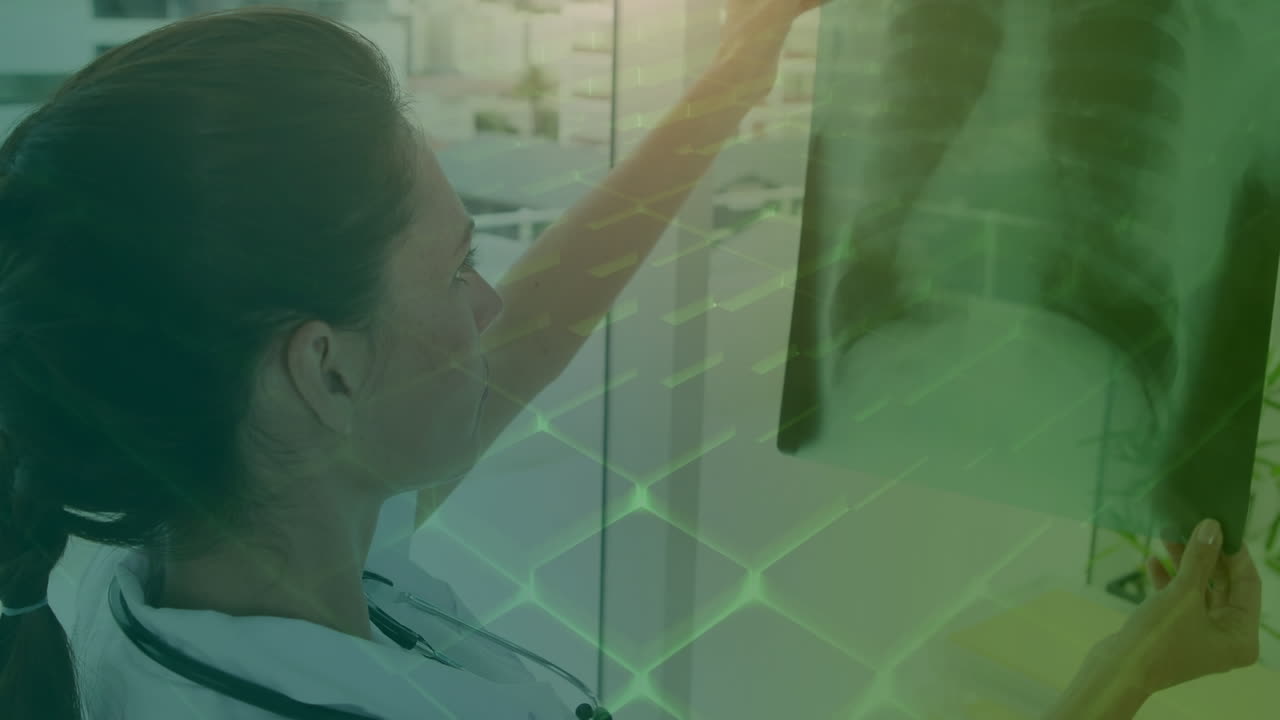 animación de cuadrados sobre una doctora caucásica con rayos x