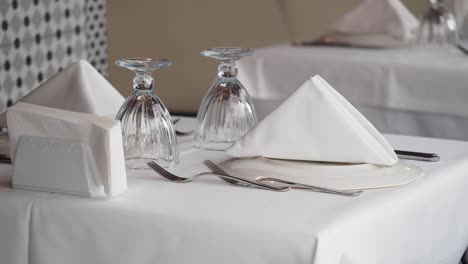 disposición de la mesa del restaurante