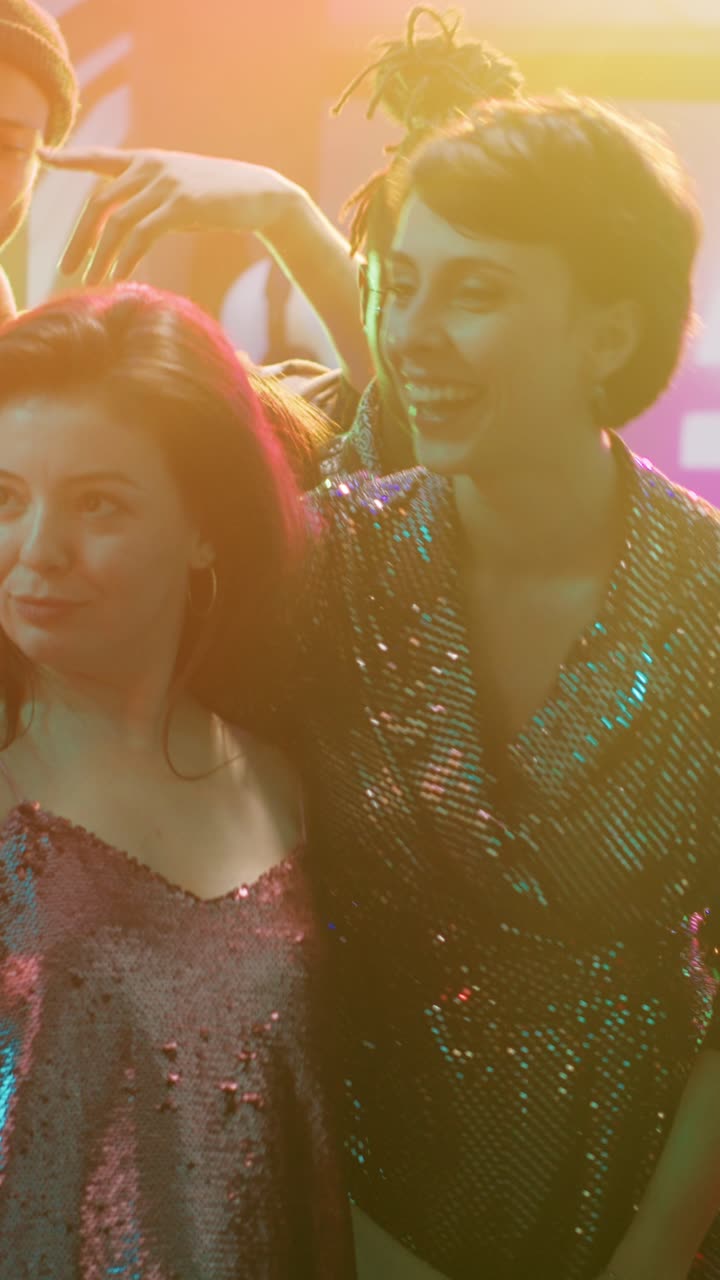 Video verticale: diverse persone che scattano foto in un club