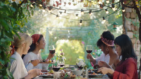 Amigos-Haciendo-Tostadas-Celebrando-Una-Cena-Bebiendo-Vino-Comiendo-Comida-Mediterránea-Sentados-En-La-Mesa-Disfrutando-De-Un-Hermoso-Día-De-Verano-Al-Aire-Libre-Imágenes-De-4k