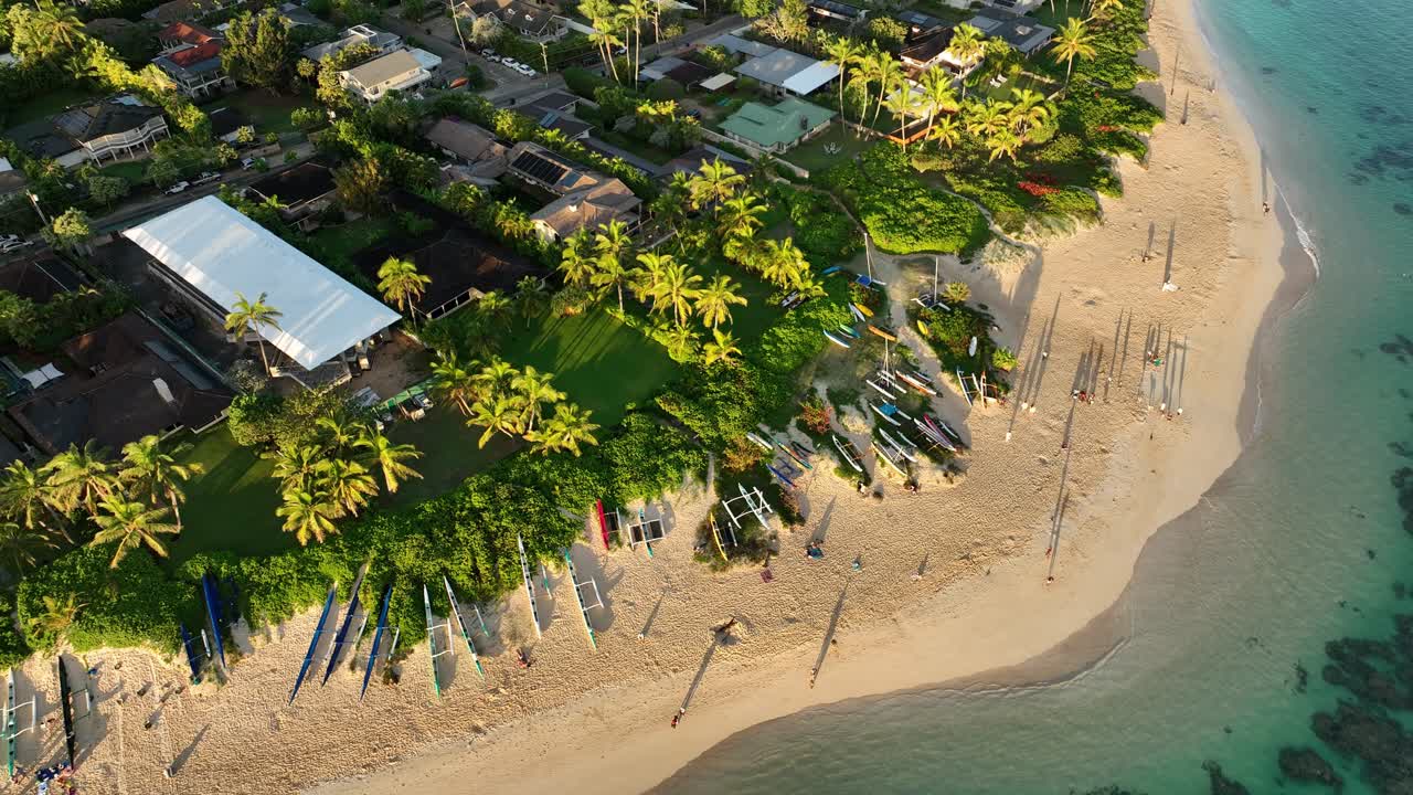 일출 시 라니카이 하와이에 있는 라니카이 해변의 조감도 공중 드론 아름다운 맑은 해변 물 야자수 카누 암초 낙원