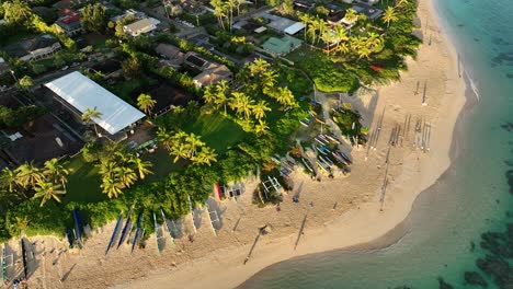 Vista-De-Pájaro-Drone-Aéreo-De-La-Playa-De-Lanikai-En-Lanikai-Hawaii-Al-Amanecer-Hermosa-Playa-Clara-Agua-Palmeras-Canoas-Arrecife-Paraíso