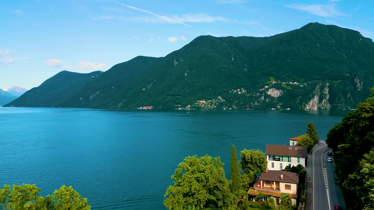 Video drone 4K aereo di ville e porto turistico sulle sponde del Lago di Como a Menaggio, Italia