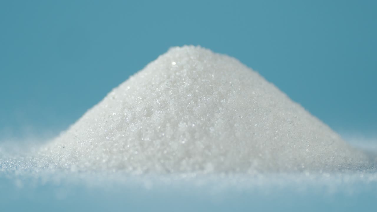 un montón de azúcar en la mesa está girando lentamente.