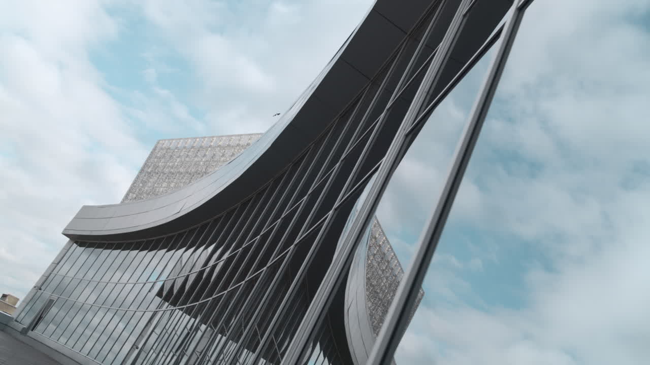 arquitectura moderna con fachada de vidrio