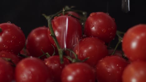 Reines-Wasser-über-Die-Frischen-Und-Köstlichen-Roten-Kirschtomaten-Verteilen---Nahaufnahme