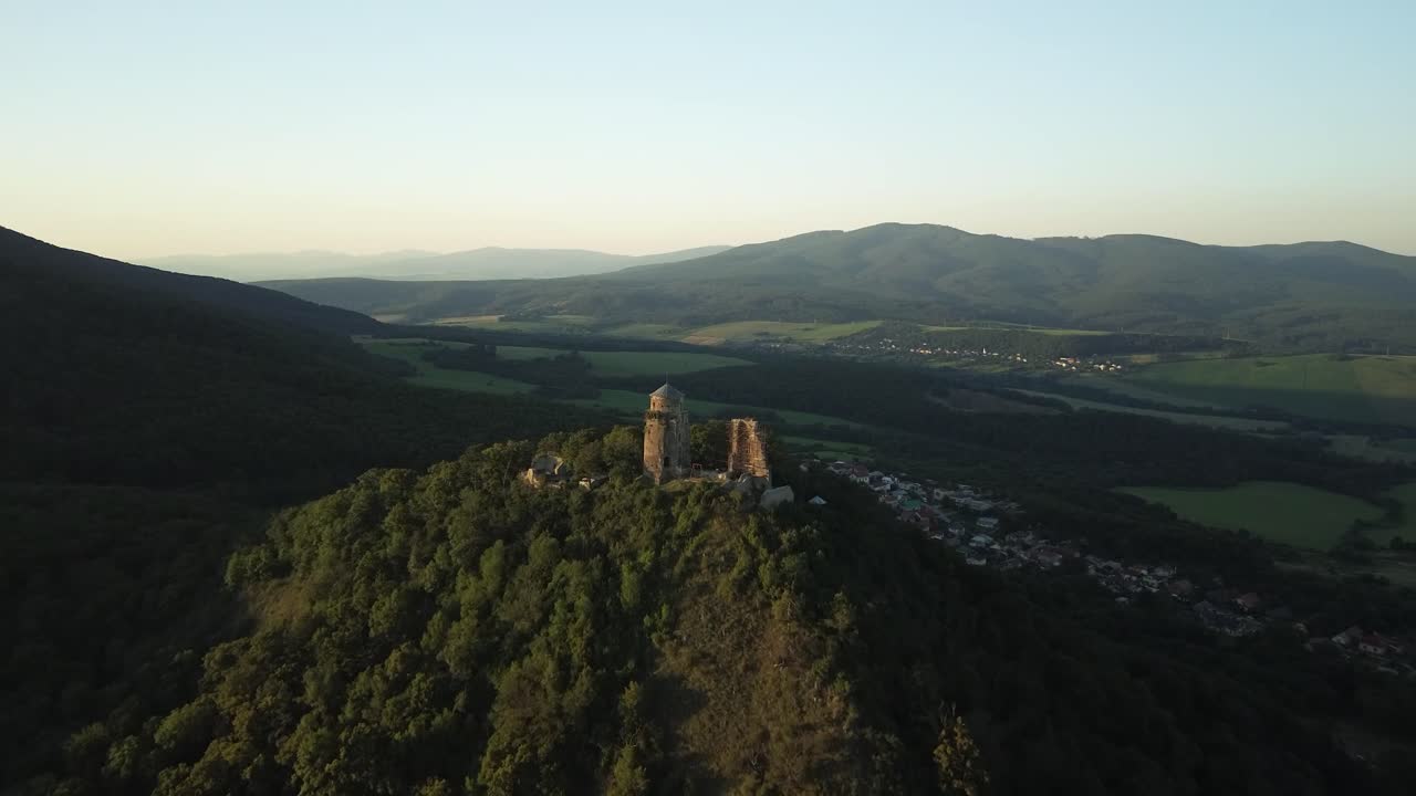 volando sobre el castillo medieval, tiro directo