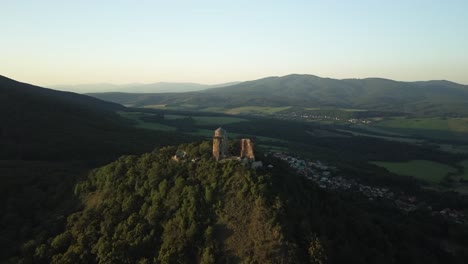 Flug-über-Mittelalterliche-Burg,-Direktaufnahme