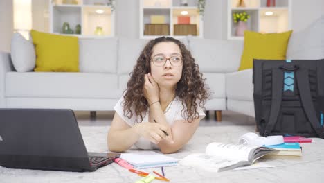 la estudiante resuelve una pregunta.
