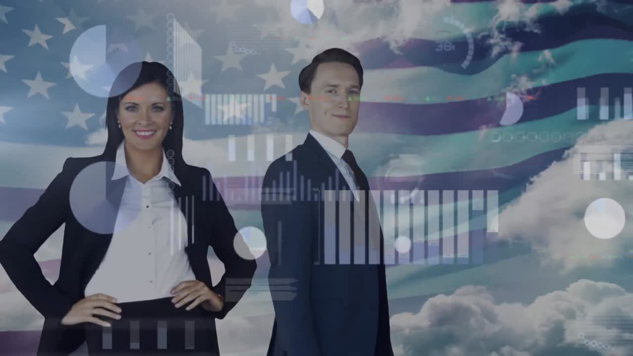 animación de procesamiento de datos y bandera de ee.uu. sobre hombres de negocios caucásicos sonriendo.