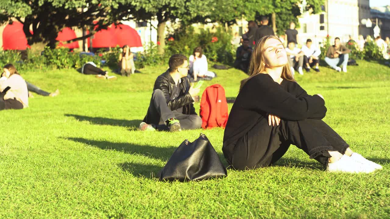 도시 공원에서 휴식을 취하는 사람들