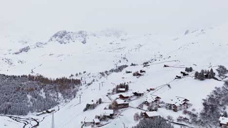 Helle-Und-Neblige-Luftaufnahme-über-Der-Piste-Und-Dem-Seilbahnsystem-Des-Skigebiets-Arosa