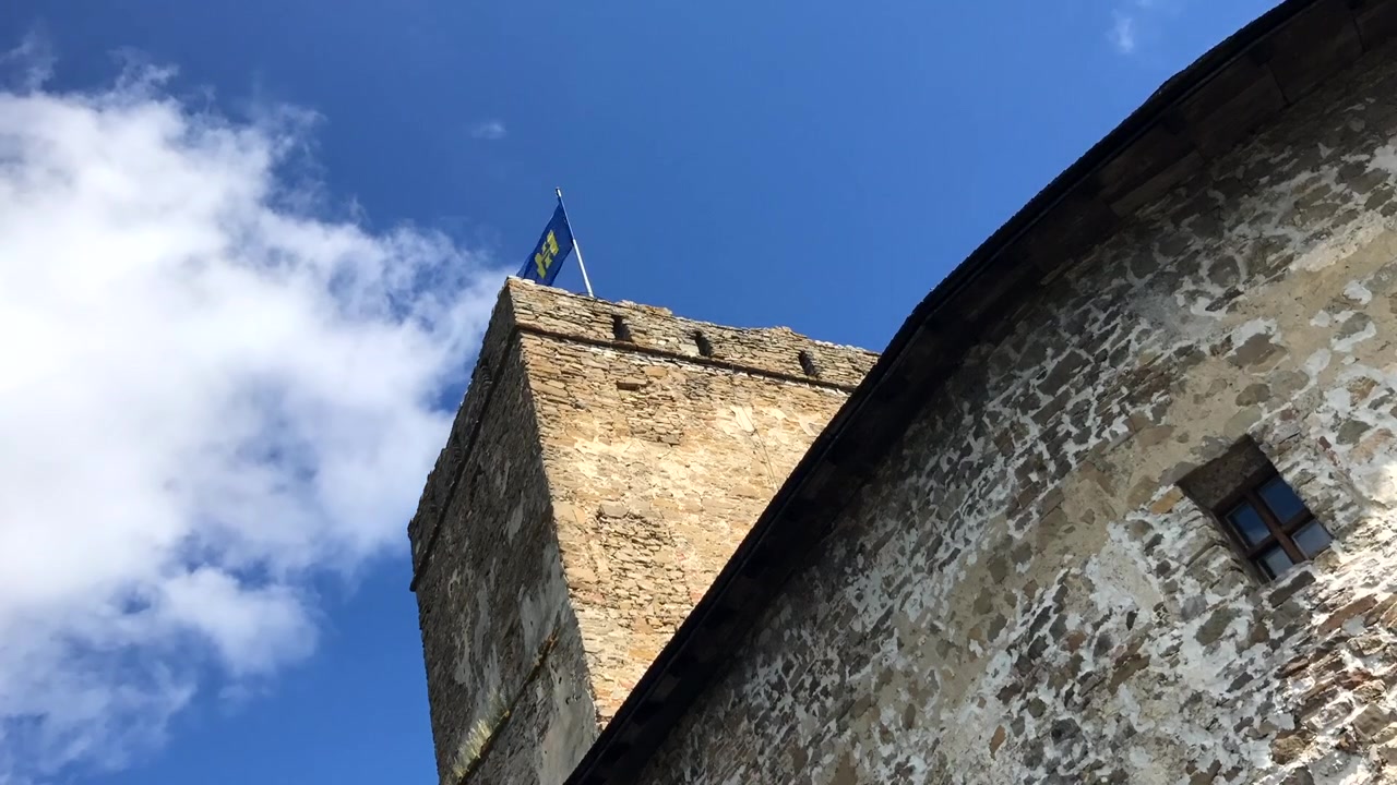[TIMELAPSE] Nuvole che passano accanto al Castello di Nidzica. Bandiera che sventola. Ripreso a Nidzica, Polonia.
