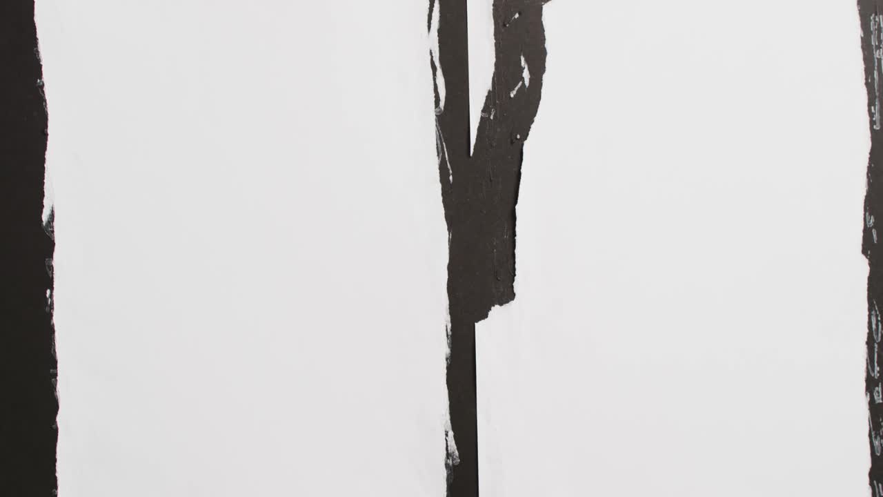 video de primer plano de trazos negros de pintura y espacio de copia sobre fondo blanco