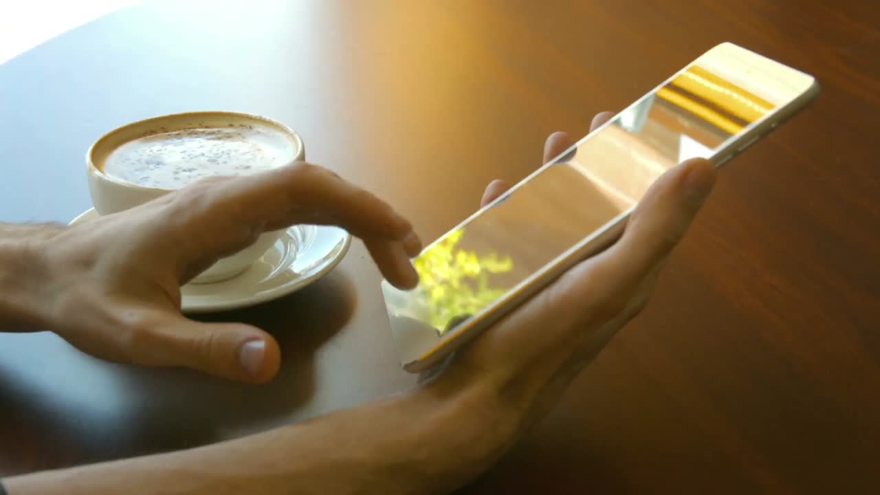 estudiante usando su teléfono inteligente
