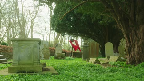 Kreuz-Auf-Einem-Kirchenfriedhof-Zu-Ostern