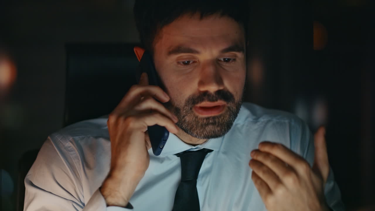 cliente nervioso quejándose conversación telefónica por la noche cerca. hombre discutiendo