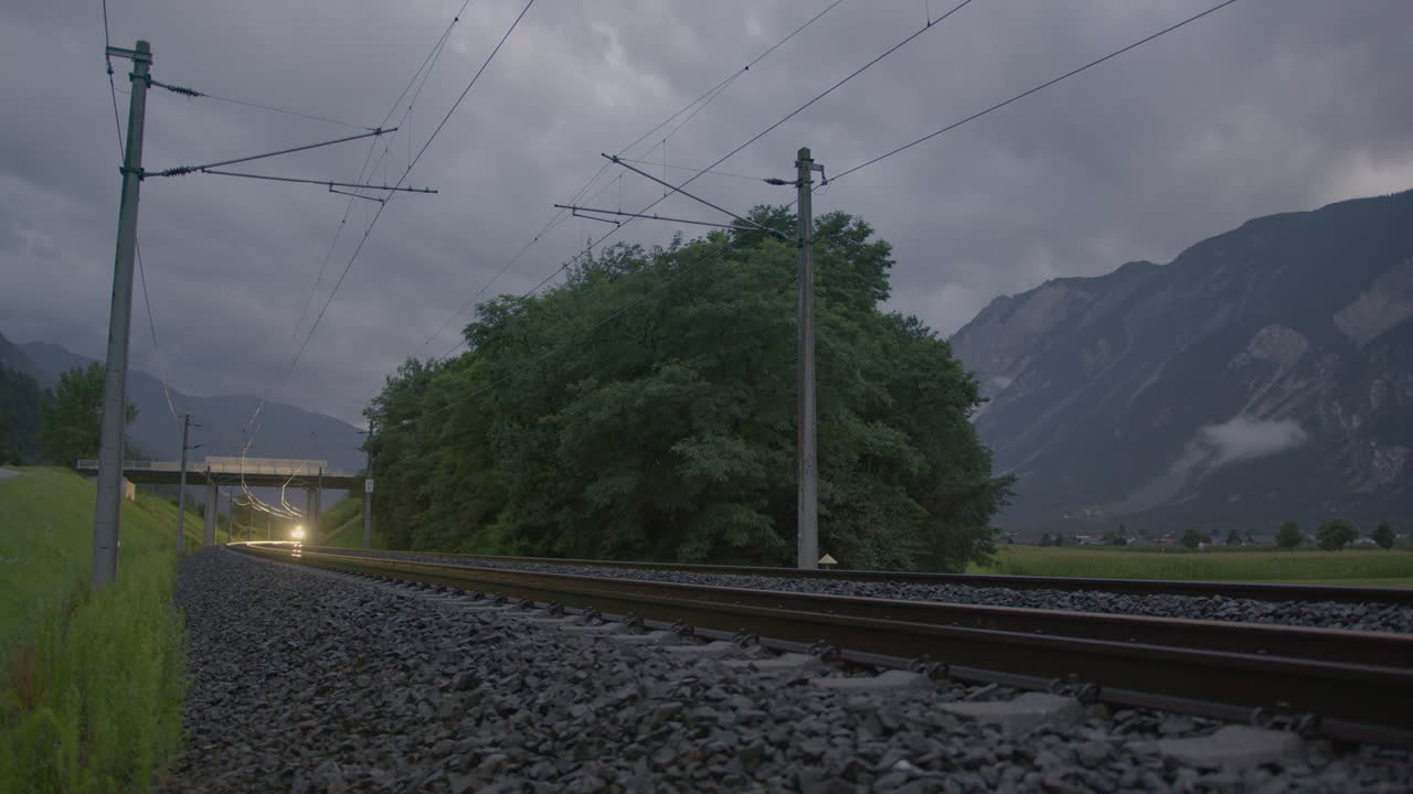 저녁에 철도에 접근하는 열차