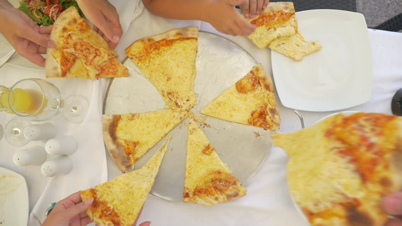 Famiglia che mangia una deliziosa pizza al formaggio