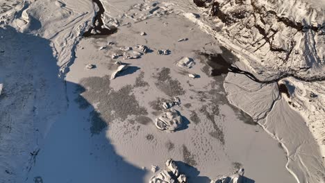vista aérea del paisaje sobre el derretimiento del hielo del glaciar sólheimajökull, cambio climático, calentamiento global, islandia al anochecer