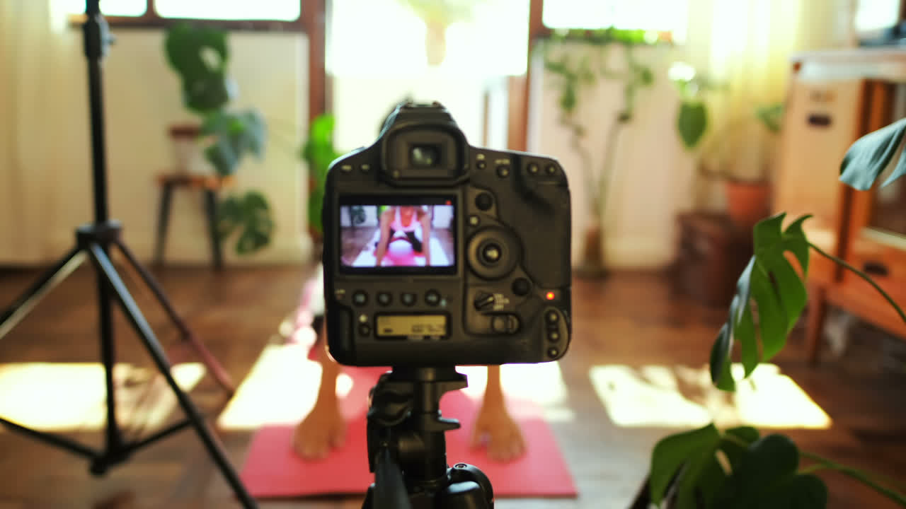 Giovane video blogger donna che registra un vlog mentre si allena 4K