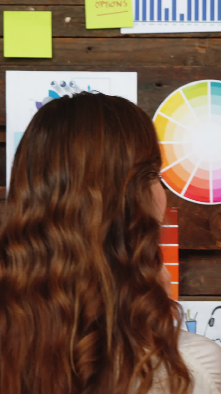 ejecutivos de negocios discutiendo sobre notas adhesivas y gráficos