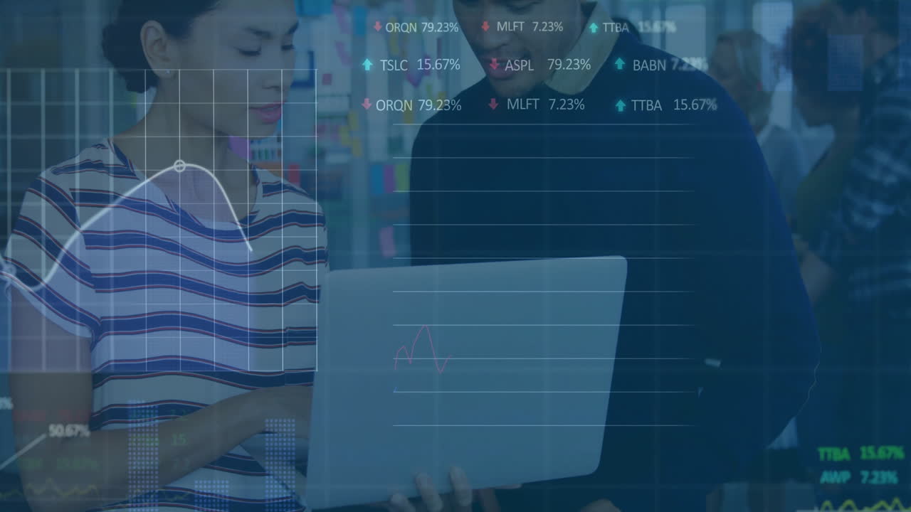 animazione dell'elaborazione dei dati finanziari su diversi uomini d'affari in ufficio