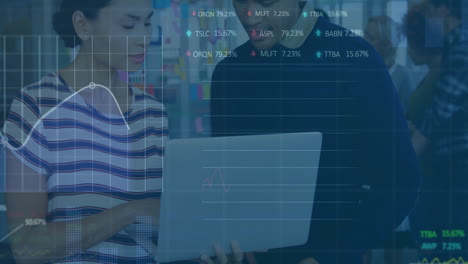 animación del procesamiento de datos financieros sobre diversas personas de negocios en la oficina